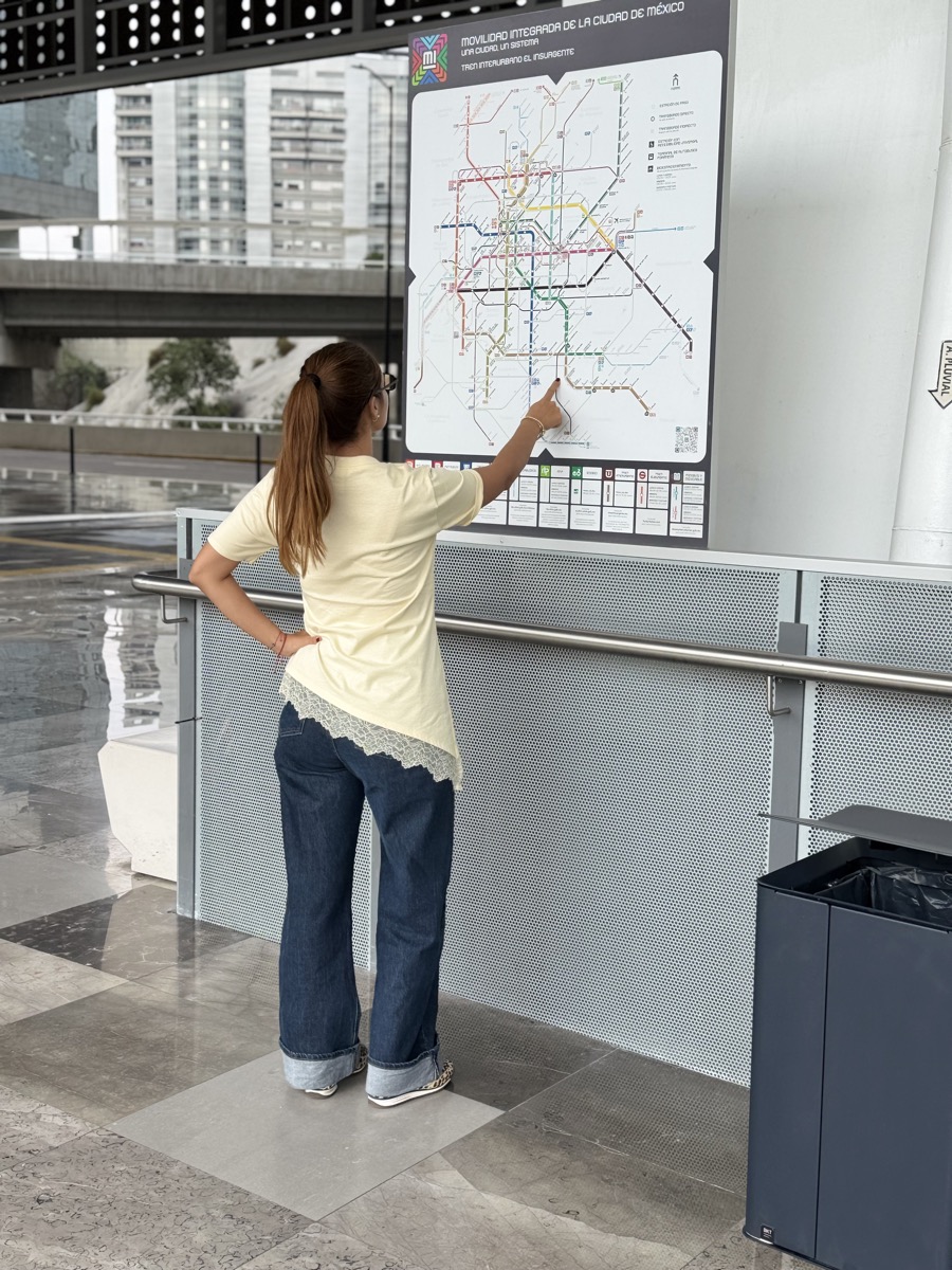Pasajera consultando mapa de conexiones en estación del Tren Interurbano