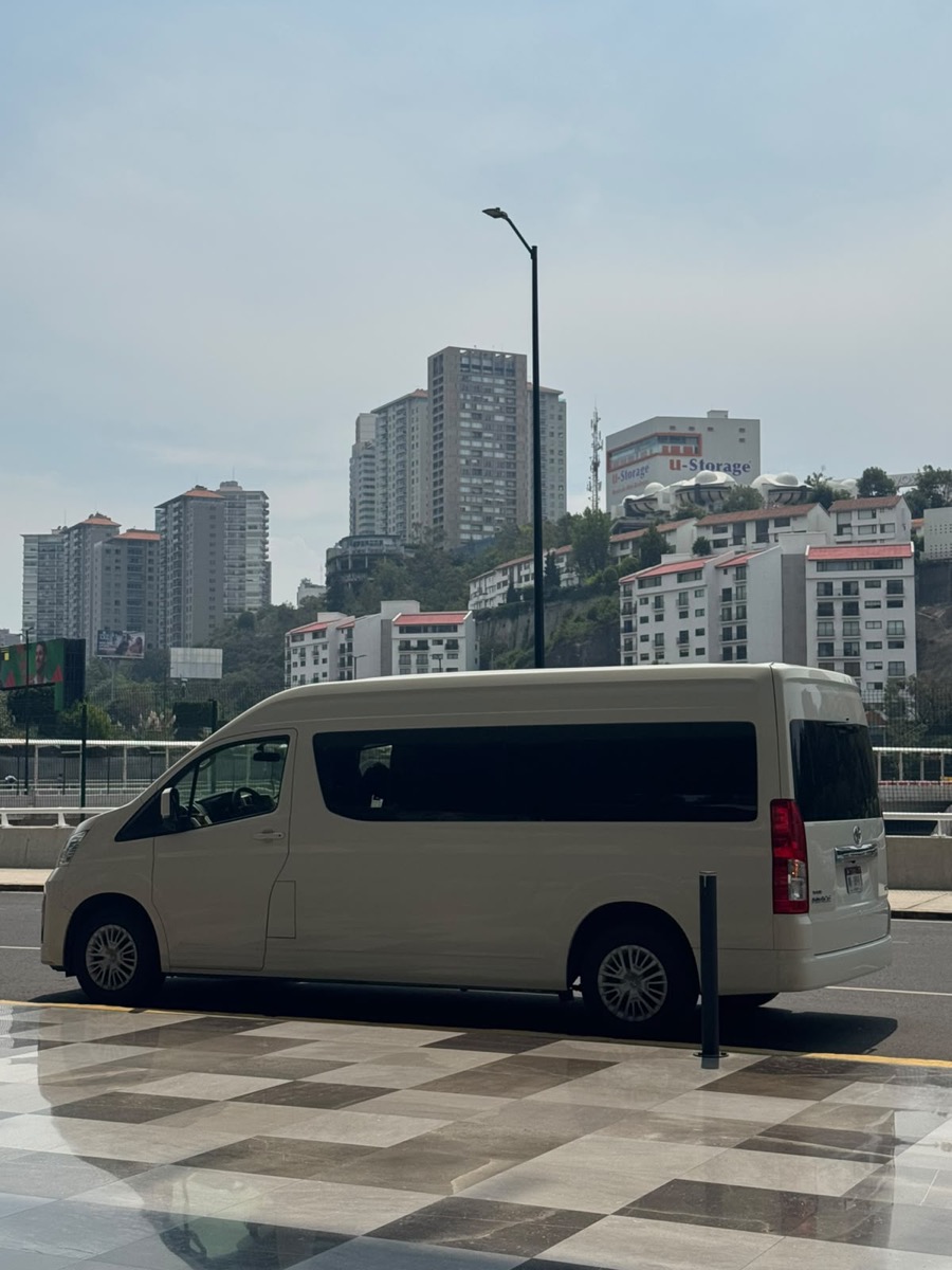 Van Toyota Hiace de MoviCharter vista lateral